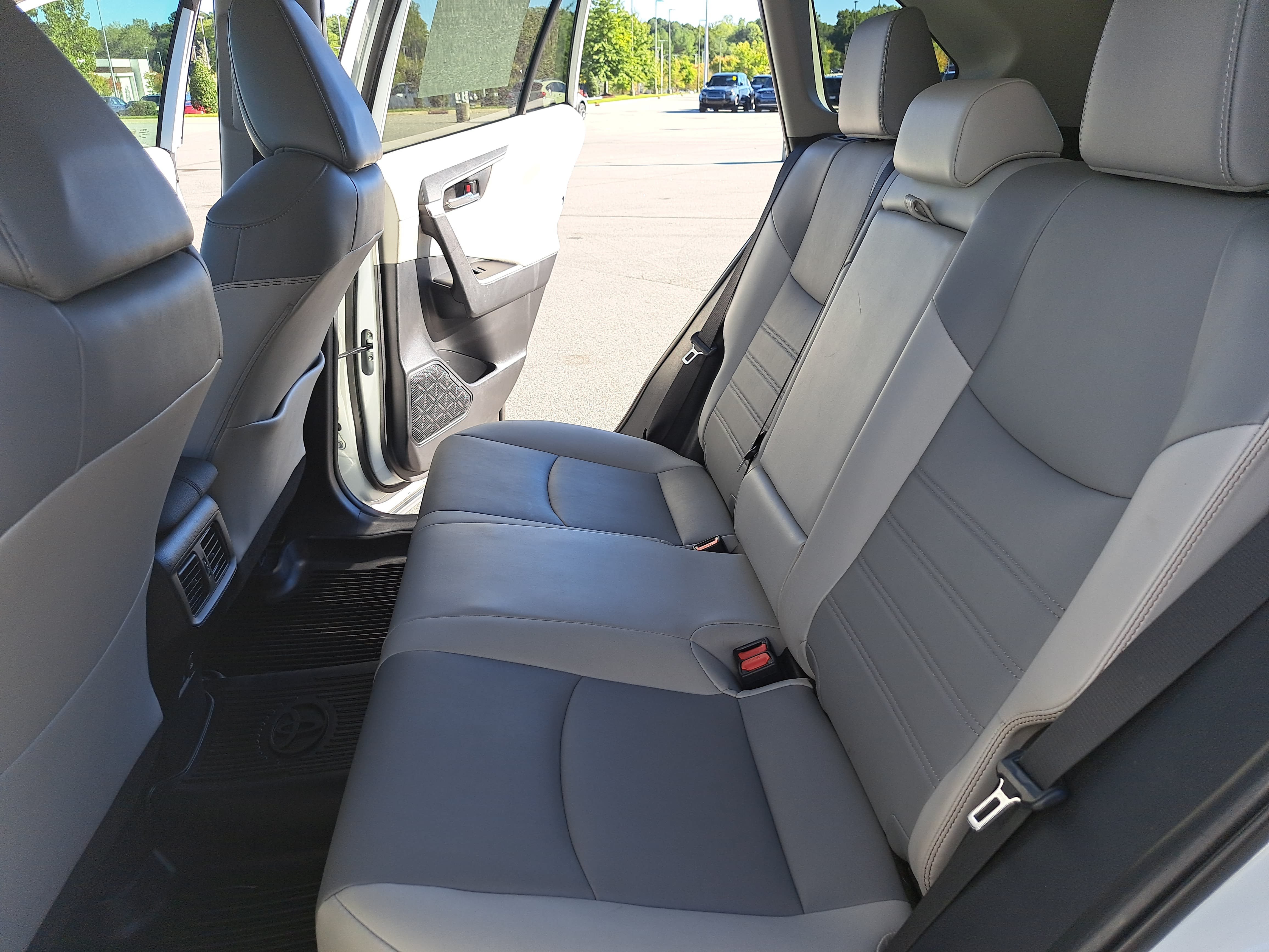 Used 2022 Toyota RAV4 XLE Premium AWD/4WD image 14