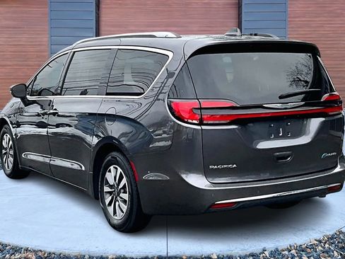 Used 2021 Chrysler Pacifica Touring-L image 2