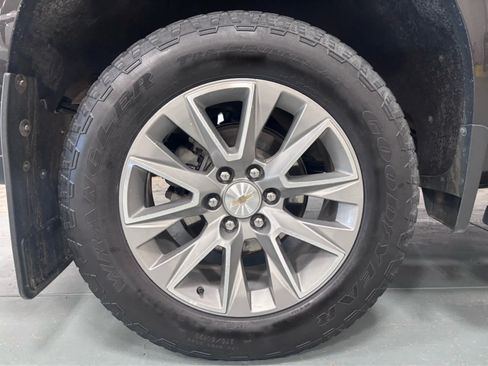 Used 2021 Chevrolet Silverado 1500 High Country w/ Technology Package AWD/4WD image 8