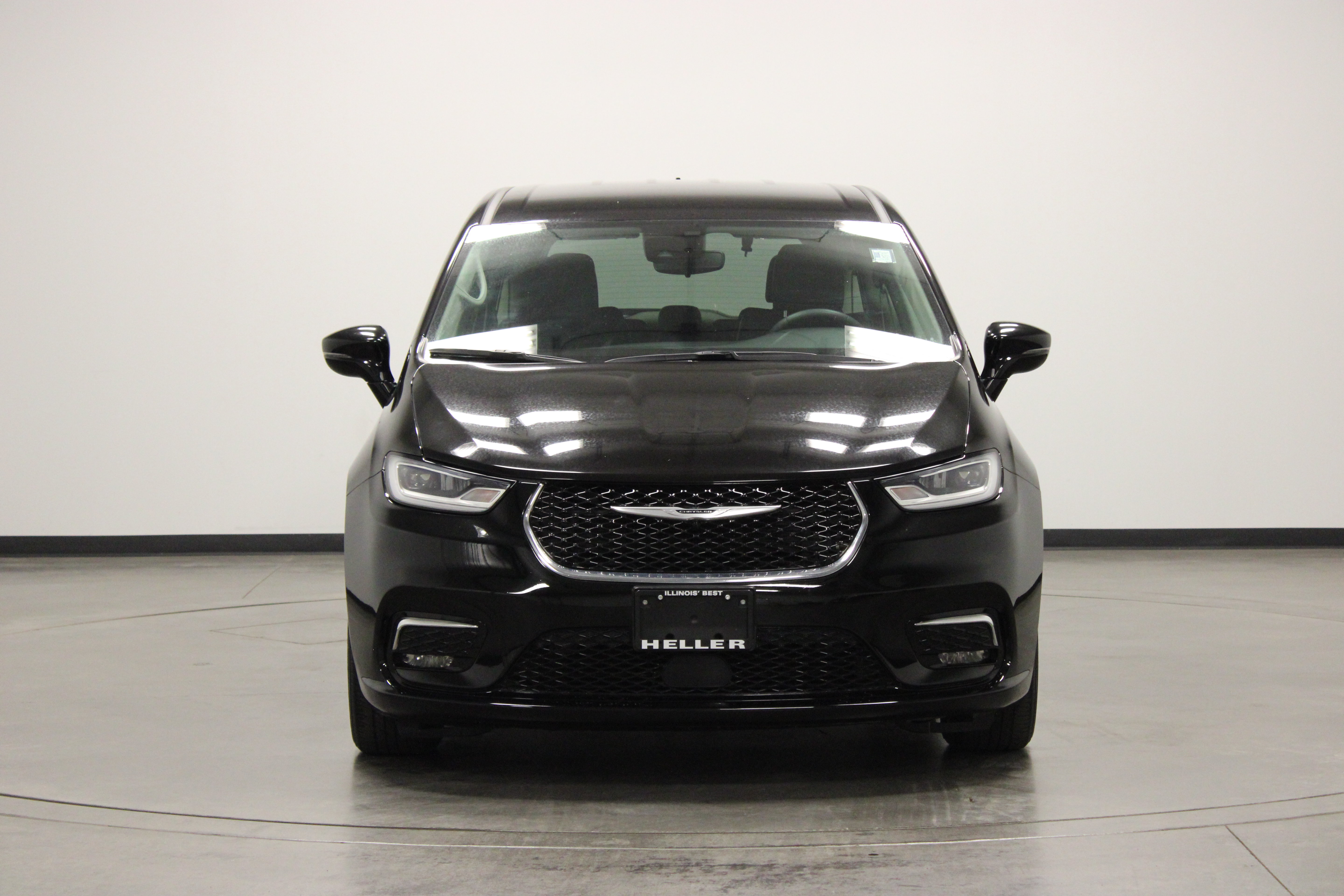 Used 2024 Chrysler Pacifica Touring-L FWD image 3