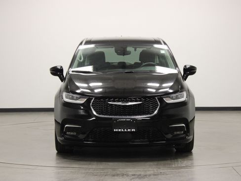 Used 2024 Chrysler Pacifica Touring-L FWD image 3