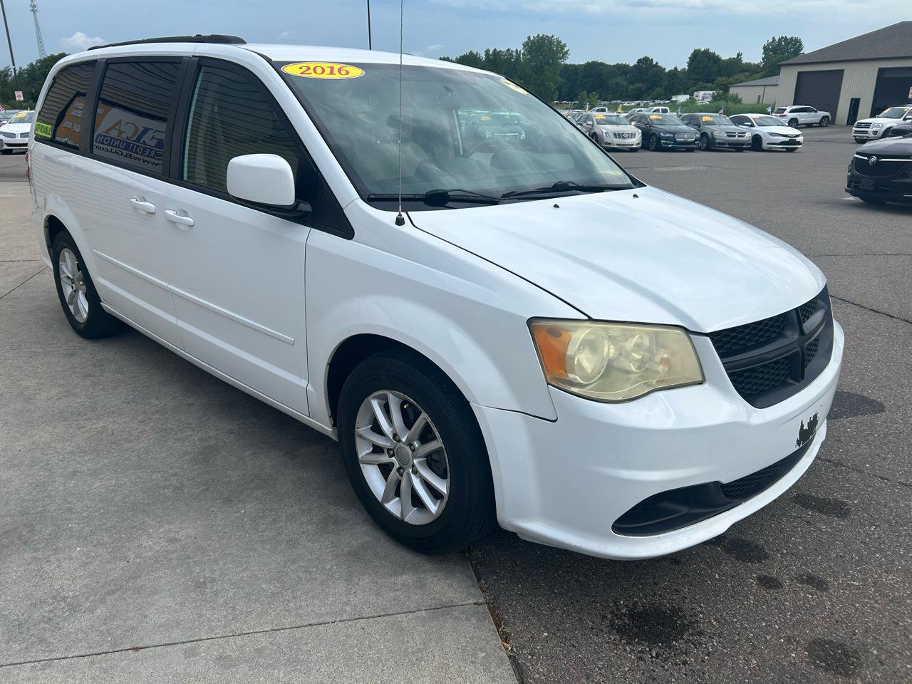 Used 2016 Dodge Grand Caravan SXT FWD image 3