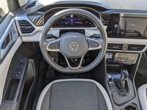 Certified 2025 Volkswagen Taos SE image 14