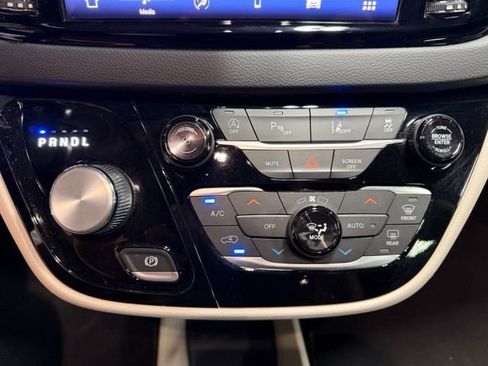 Used 2021 Chrysler Pacifica Touring-L FWD image 45