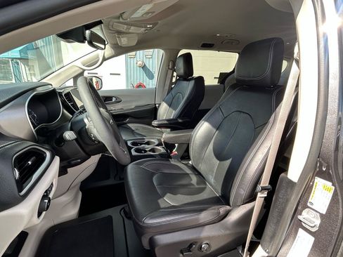 Used 2022 Chrysler Pacifica Touring-L FWD image 15