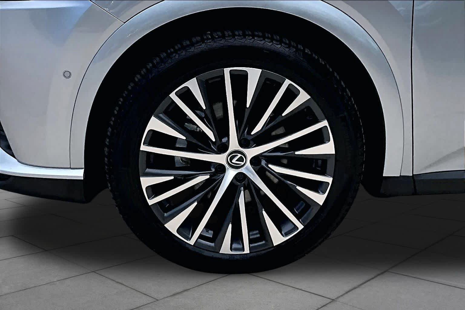 Used 2024 Lexus RX 350 Premium Plus w/ Convenience Package FWD image 11