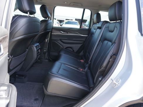 Used 2024 Jeep Grand Cherokee Limited RWD image 40