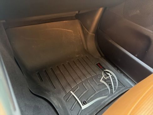 Used 2018 Land Rover Discovery HSE image 25