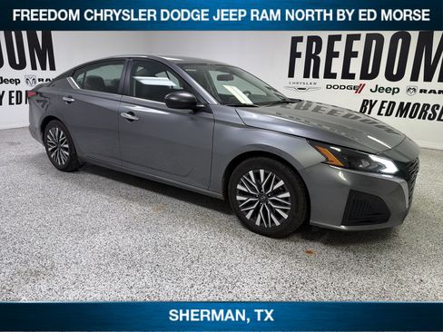 Used 2024 Nissan Altima 2.5 SV FWD image 3