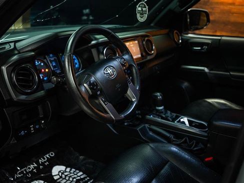 Used 2019 Toyota Tacoma TRD Off-Road AWD/4WD image 8