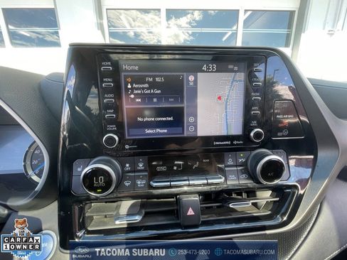 Used 2021 Toyota Highlander XLE AWD/4WD image 21