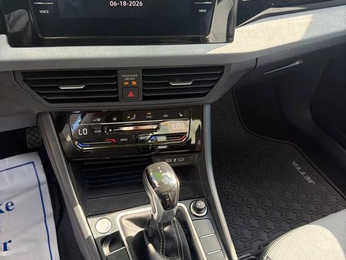 Used 2025 Volkswagen Jetta SE FWD image 8