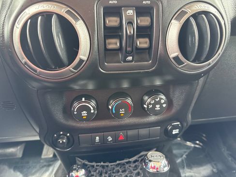 Used 2015 Jeep Wrangler Unlimited Sport w/ Quick Order Package 24S AWD/4WD image 21