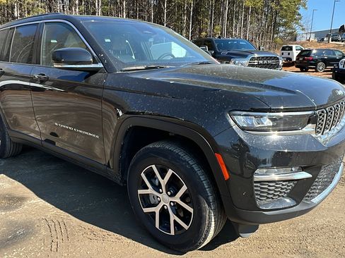 Used 2025 Jeep Grand Cherokee Limited image 5