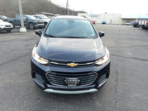 Used 2022 Chevrolet Trax LT w/ LT Convenience Package image 2