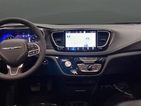 Used 2026 Chrysler Pacifica Select FWD image 11