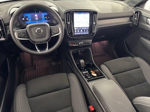 Certified 2025 Volvo XC40 B5 Plus AWD/4WD image 15