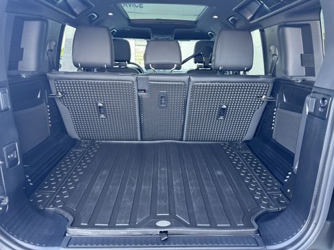 Certified 2025 Land Rover Defender 110 X-Dynamic SE AWD/4WD image 30
