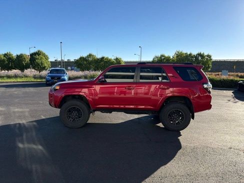 Used 2018 Toyota 4Runner TRD Off-Road Premium AWD/4WD image 2
