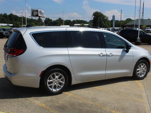 Used 2024 Chrysler Pacifica Touring-L FWD image 8