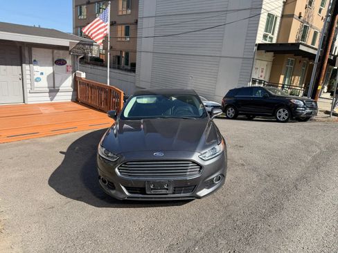 Used 2016 Ford Fusion Titanium FWD image 2