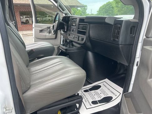 Used 2017 Chevrolet Express 2500 RWD image 18