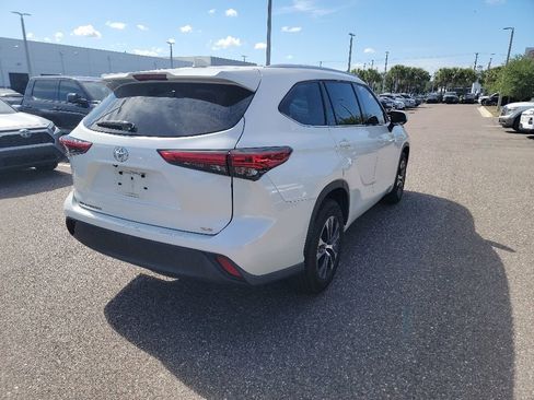 Used 2021 Toyota Highlander XLE FWD image 3