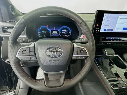 Used 2025 Toyota Sienna XSE image 11