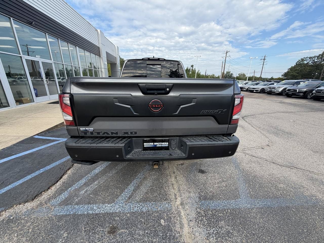 Used 2023 Nissan Titan PRO-4X w/ Pro-4x Convenience Package AWD/4WD image 7