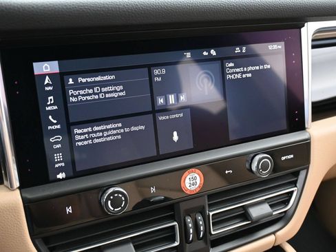 Certified 2025 Porsche Macan AWD/4WD image 21