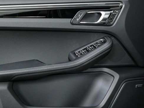 Certified 2026 Porsche Macan AWD/4WD image 6
