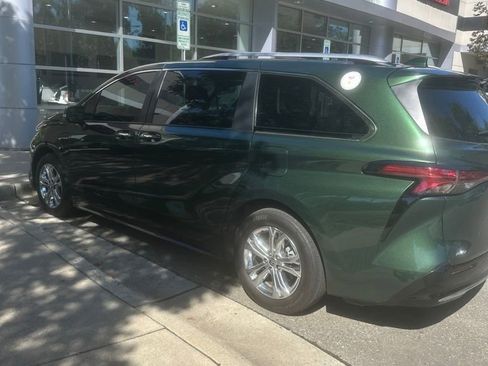 Used 2022 Toyota Sienna Platinum AWD/4WD image 3