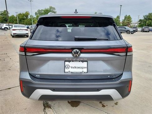New 2025 Volkswagen Tiguan SE image 3