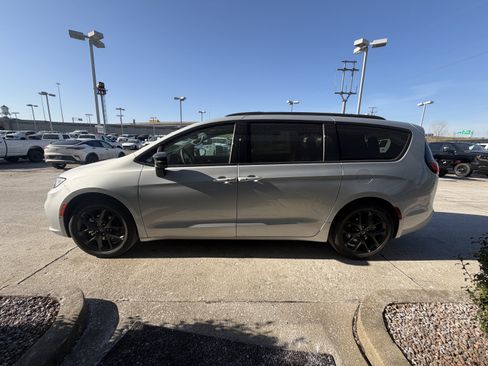 New 2026 Chrysler Pacifica Limited w/ S Appearance Package image 15