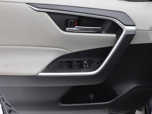 Used 2021 Toyota RAV4 XLE w/ Convenience Package image 14