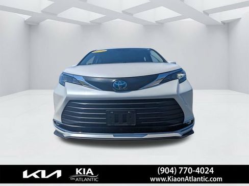 Used 2024 Toyota Sienna XLE FWD image 8