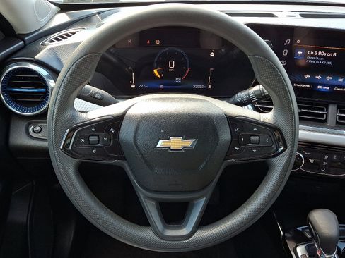 Used 2025 Chevrolet Trax LT FWD image 19