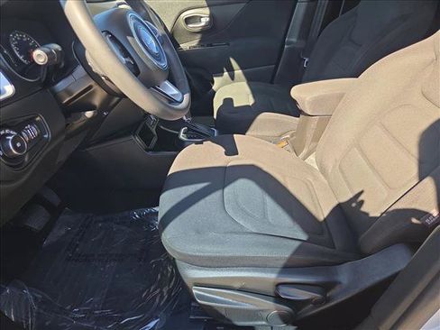 Used 2020 Jeep Renegade Latitude FWD image 15
