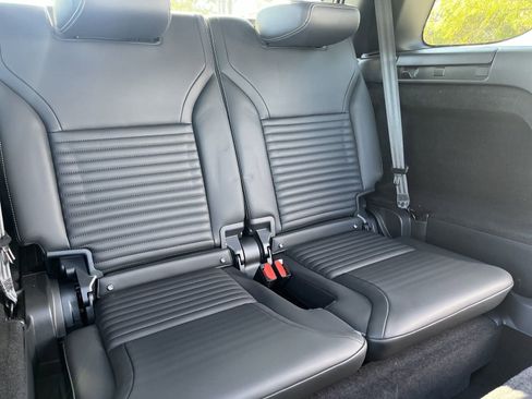 Used 2025 Land Rover Discovery Dynamic SE image 25