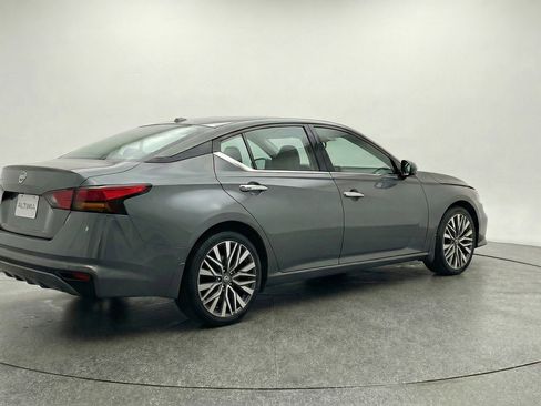 Used 2025 Nissan Altima 2.5 SV FWD image 9