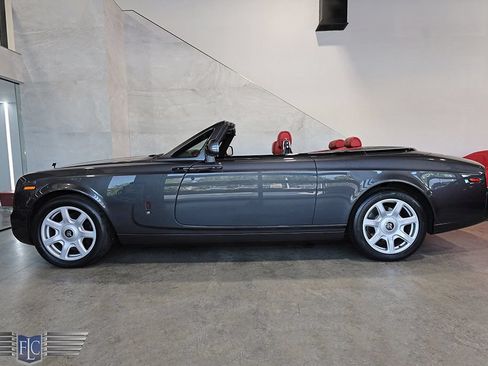 Used 2017 Rolls-Royce Phantom Drophead Coupe RWD image 46