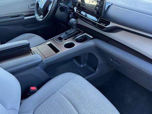 Used 2024 Toyota Sienna LE image 32