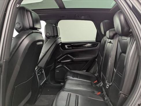 Used 2021 Porsche Cayenne w/ Premium Package AWD/4WD image 16