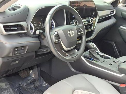 Used 2023 Toyota Highlander Bronze Edition AWD/4WD image 9