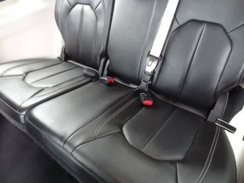 Used 2023 Chrysler Pacifica Touring-L FWD image 9