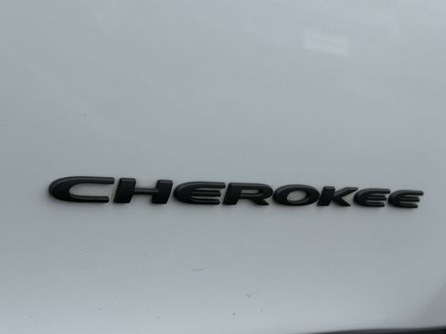 Used 2018 Jeep Cherokee Trailhawk image 25