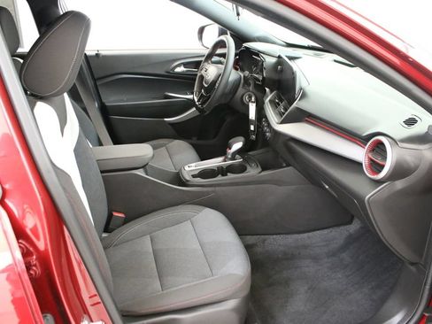 Used 2024 Chevrolet Trax RS w/ Sunroof Package FWD image 27