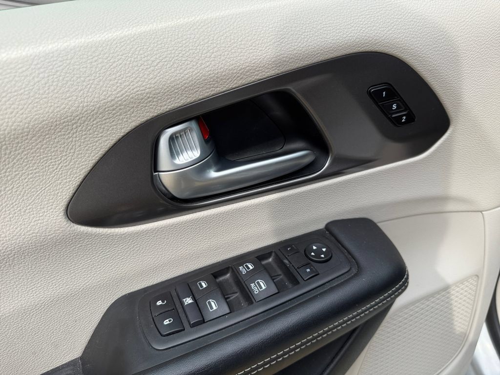 Used 2024 Chrysler Pacifica Touring-L FWD image 19