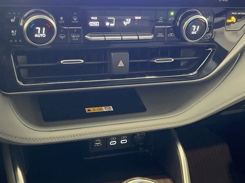 Used 2024 Toyota Highlander Limited image 19