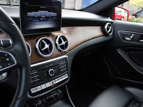 Used 2018 Mercedes-Benz GLA 250 4MATIC image 14